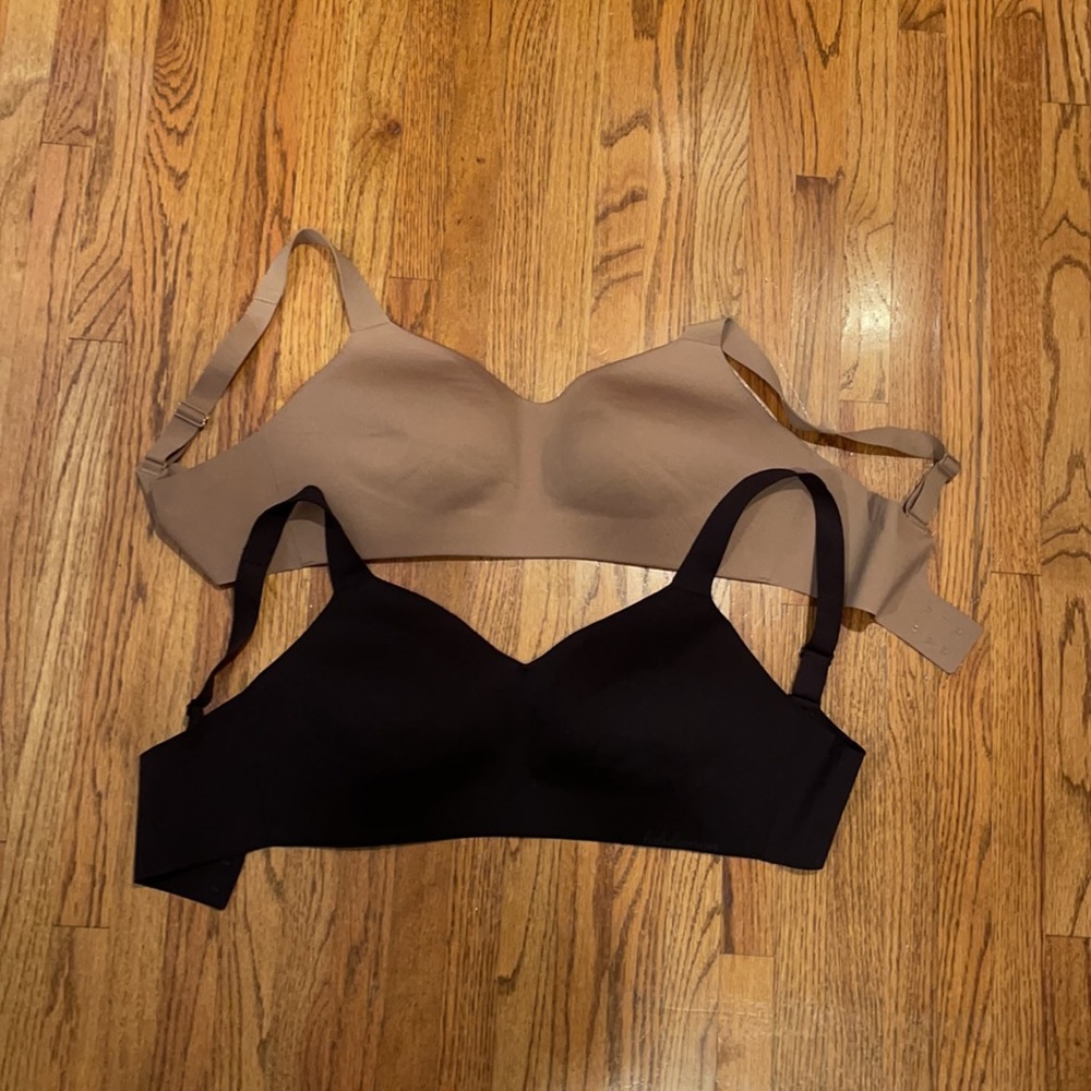 2-Like New Lululemon 34DD bras in nude and black